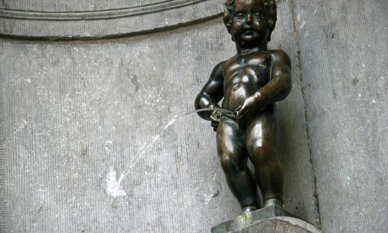 бронзовая скульптура писающего мальчика