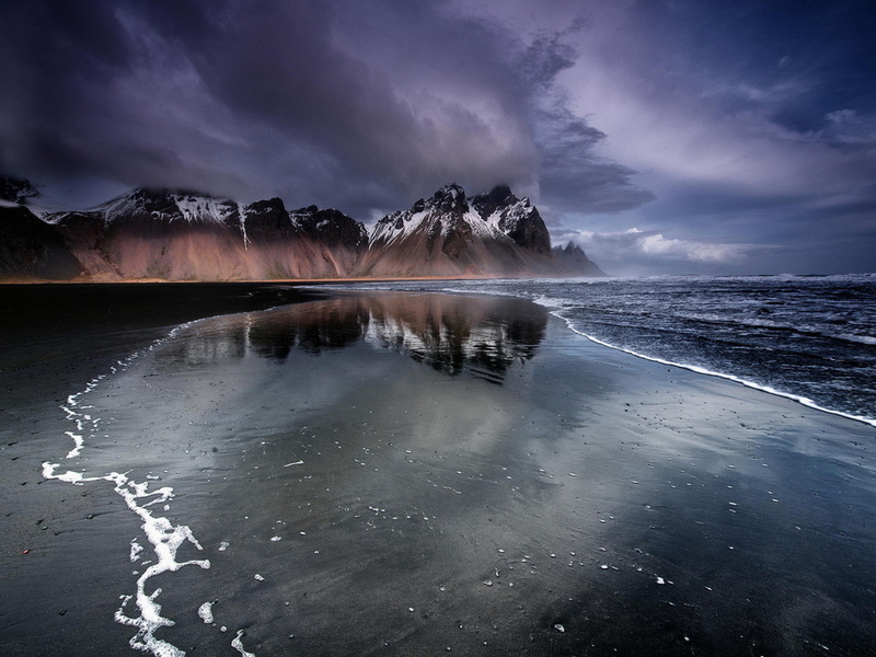 пляж в исландии с черным песком